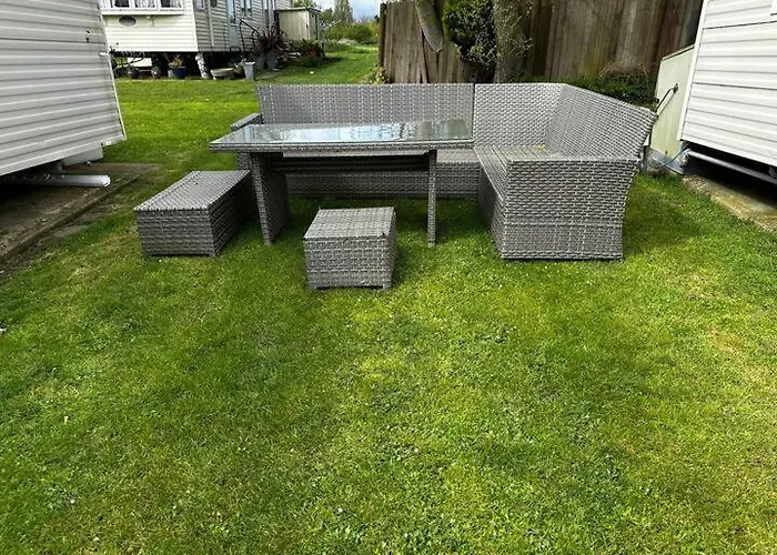 2 Bedroom Caravan, Sea Views, Parking