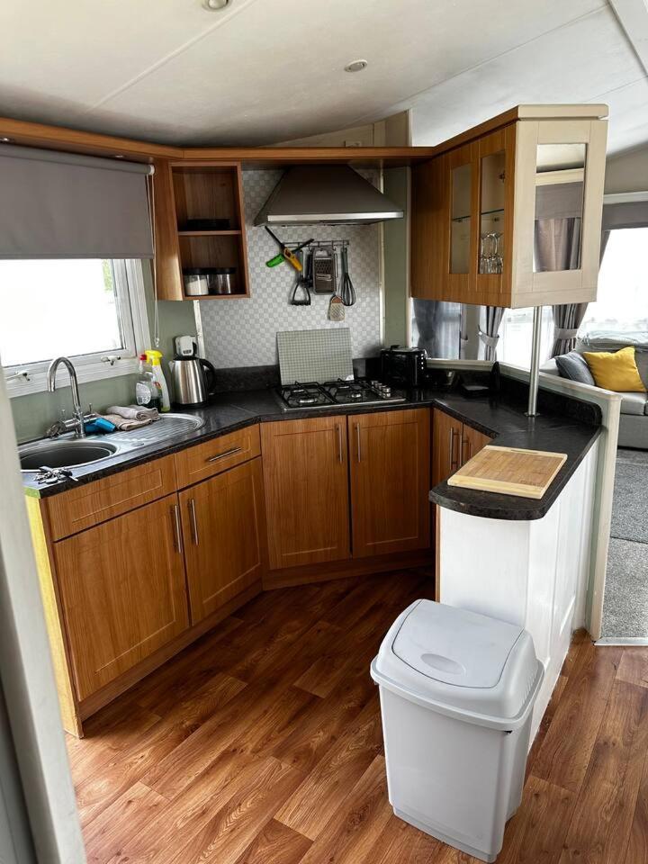 2 Bedroom Caravan, Sea Views, Parking Eastchurch