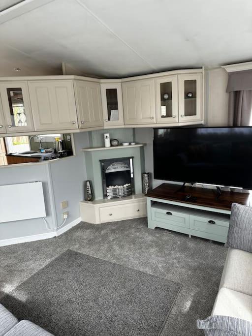 2 Bedroom Caravan, Sea Views, Parking * Eastchurch