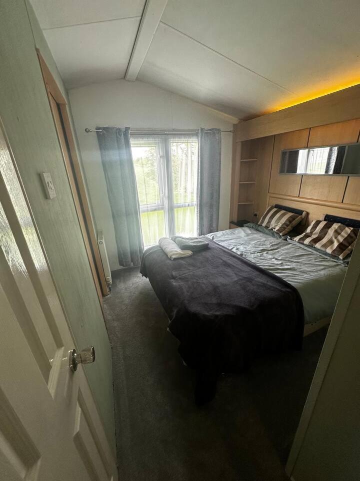 2 Bedroom Caravan, Sea Views, Parking