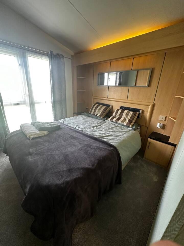 2 Bedroom Caravan, Sea Views, Parking * Eastchurch