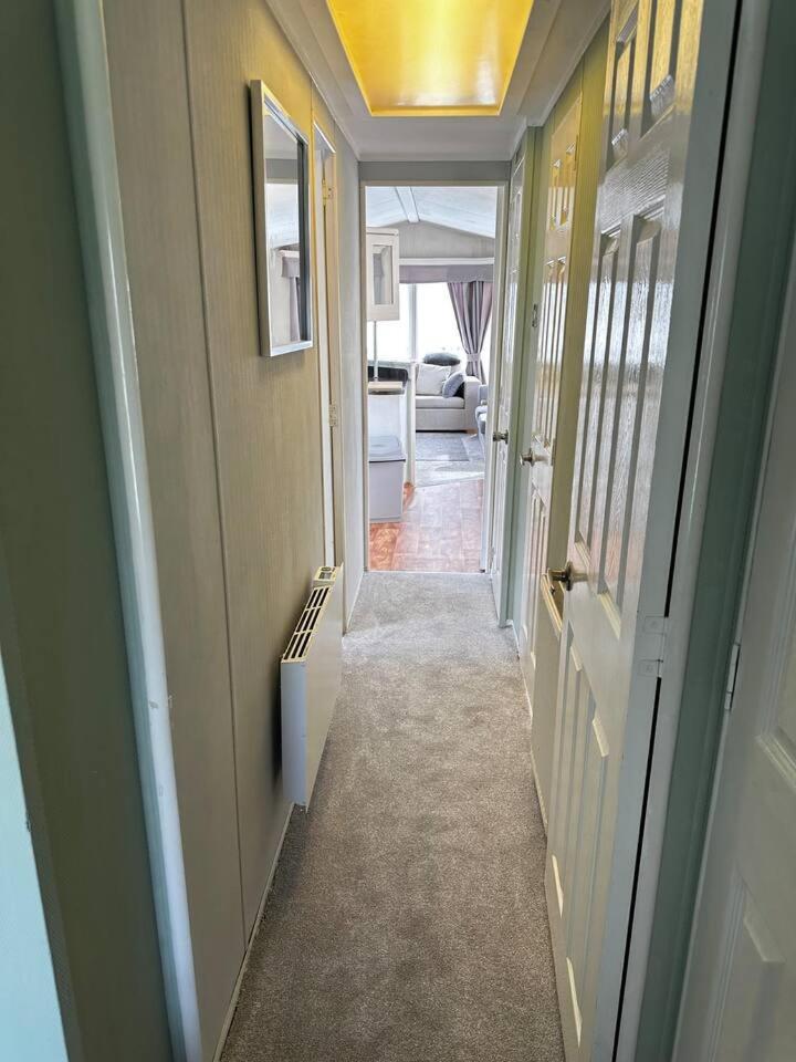 2 Bedroom Caravan, Sea Views, Parking *
